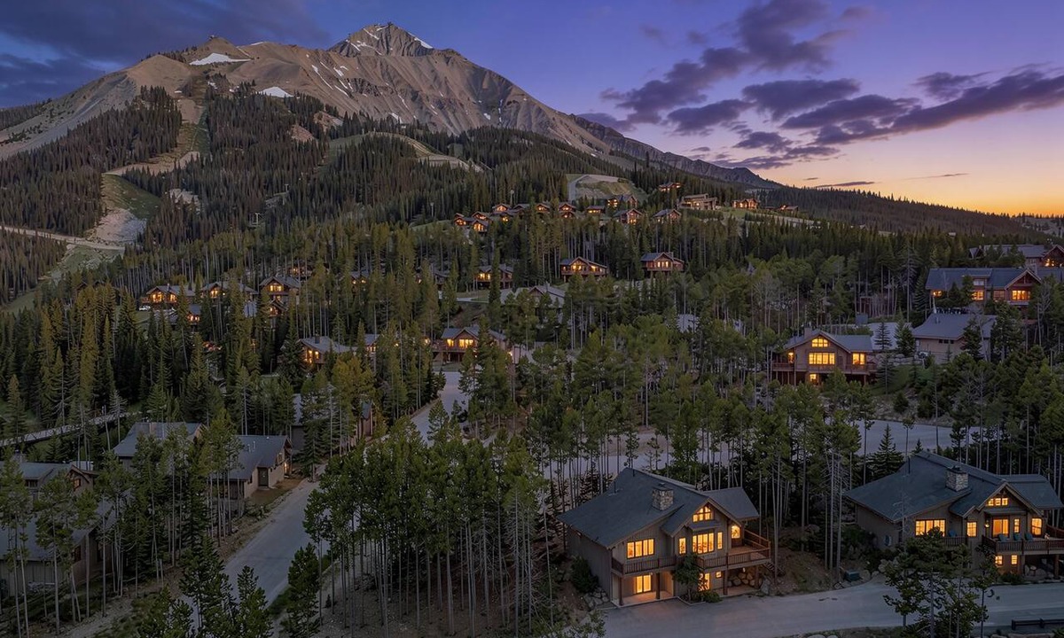Big Sky House | Bulldogger Basin Lodge a ski in and out property in Moonlight