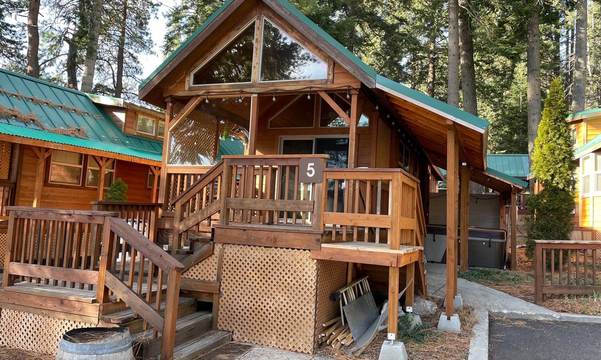 Ashland House | Cabin #5 at Hyatt Lake Resort