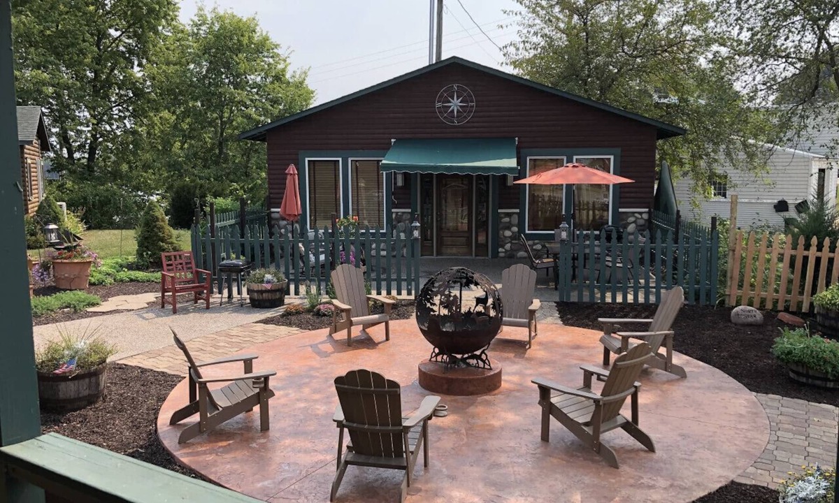 Bellevue Cabin | Cabin near Mississippi with Pickleball court - North Star