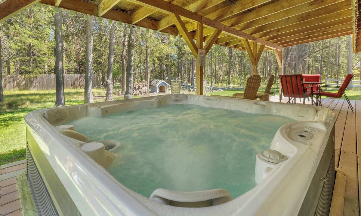 Oregon Water Wonderland Cabin | Cabin near Sunriver, Hot tub, fenced yard, pets ok