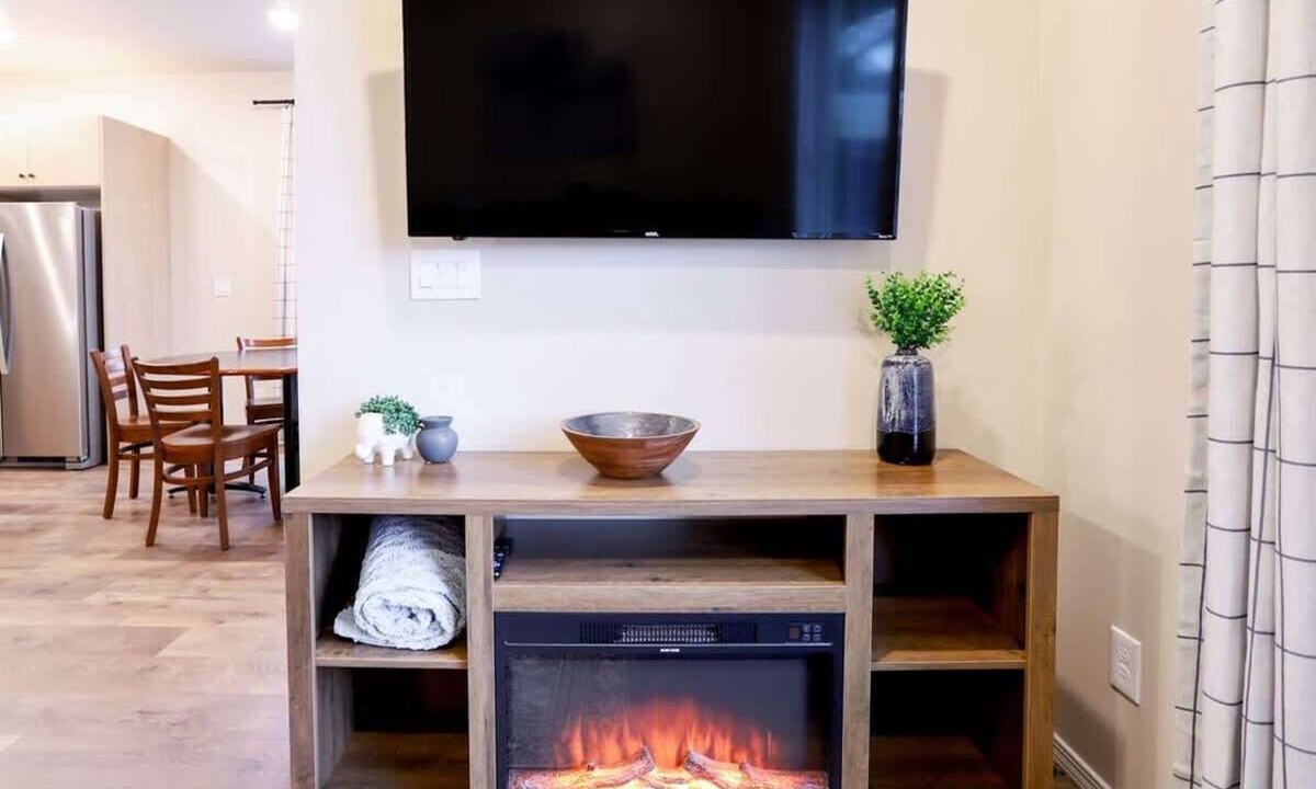 Caldwell Condo | Caldwell Townhome Near Downtown | Sleeps 10 | King Bed
