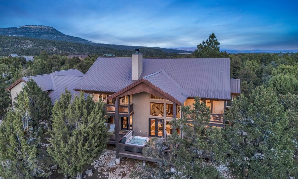 Zion National Park East Entrance Cabin | Canyon Ridge Retreat| hot tub, mins from Zion
