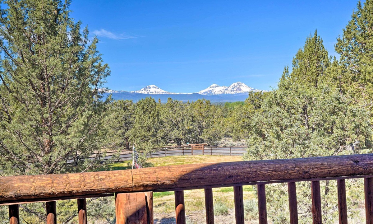 Bend Cabin | Cascade Mtn Views! Pet-Friendly Bend Log Cabin