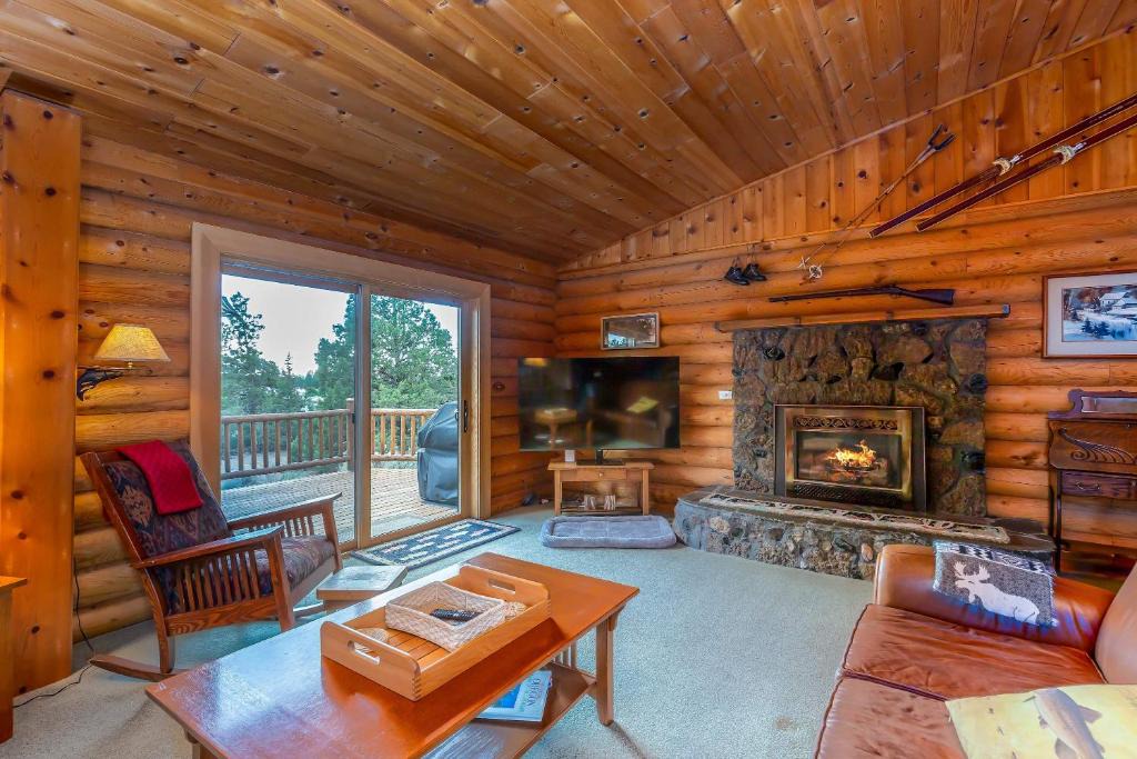 Bend House | Cascade View Log Cabin Cozy Mountain Escape on over 2 Acres Dog Friendly
