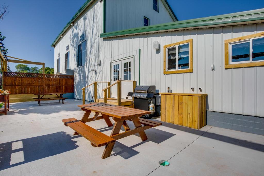 Gerlaw Apartment | Cast & Relax! Lake-View Fishing Cabin in Monmouth