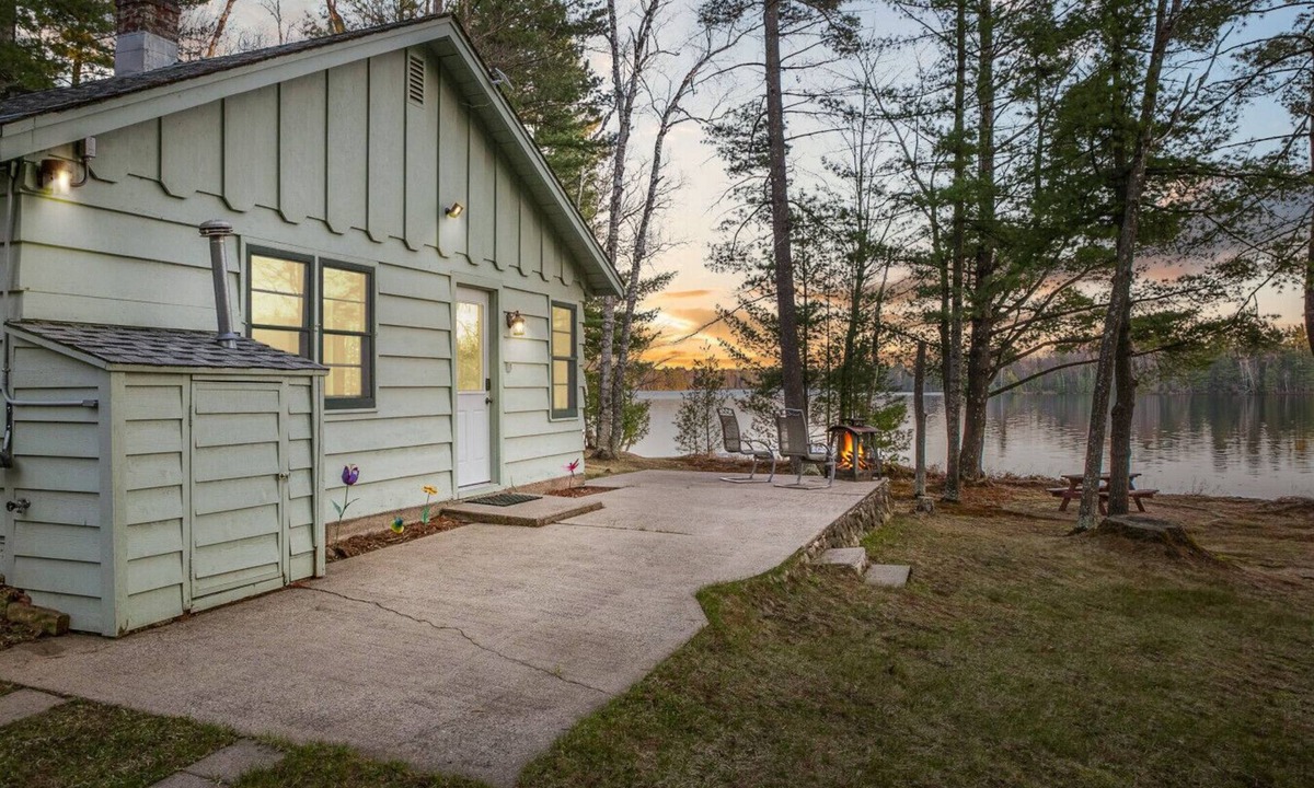 Eagle River Cabin | Catfish Lakeside Cottage