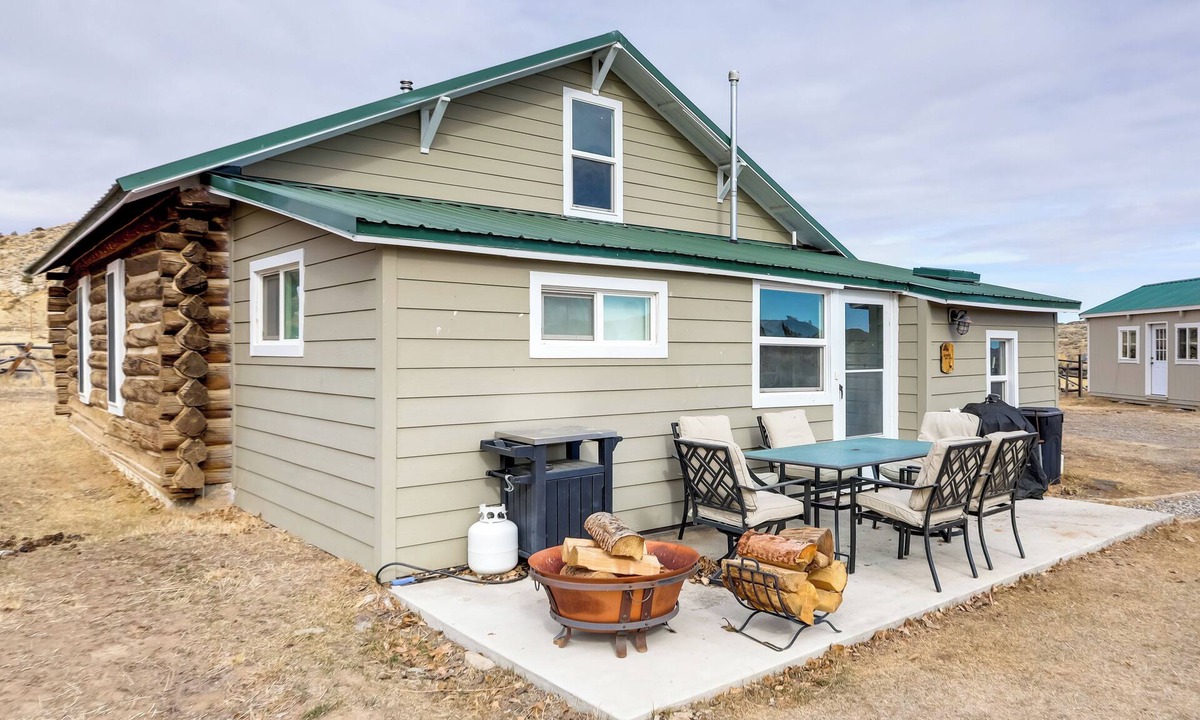 Thermopolis Cabin | Cattle Ranch Home in Western Wyoming w/Grill