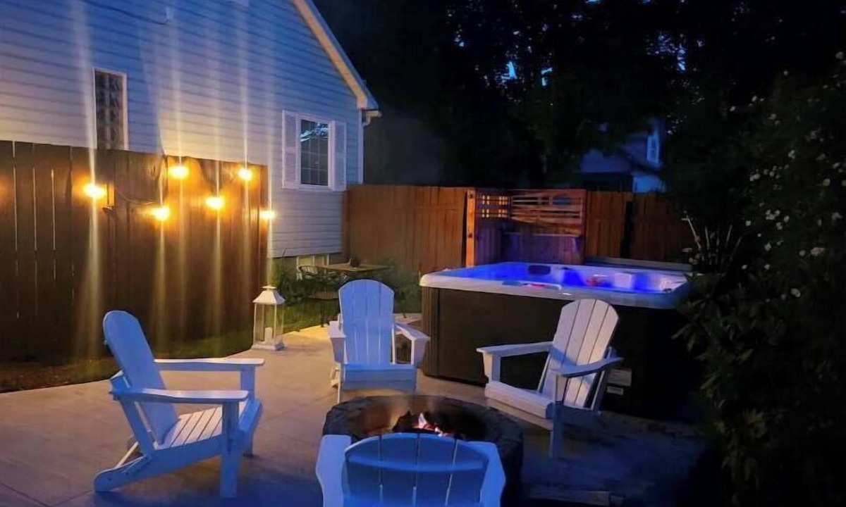 Coeur d'Alene Cottage | CDA Cottage - Downtown/Sanders Beach - Hot Tub, Fire Pit, New 65in TV in Bedroom