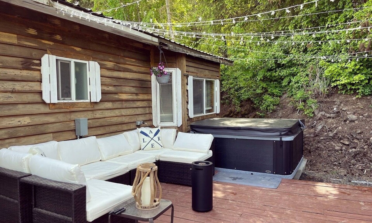 Worley Cabin | CDALake-Kayaks-Hottub-BoatSlip-PoolTable