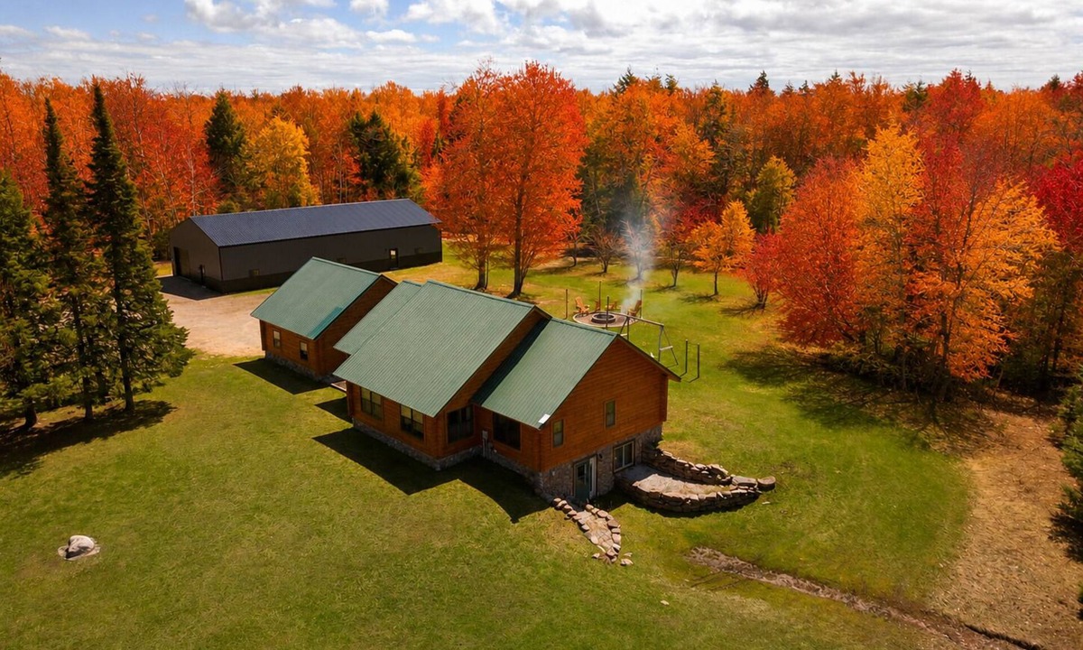 Munising Cabin | Cedar Pine Lodge & Trails End Barn: Summer Fun for the Whole Family – Spacious Lodge & Barn!