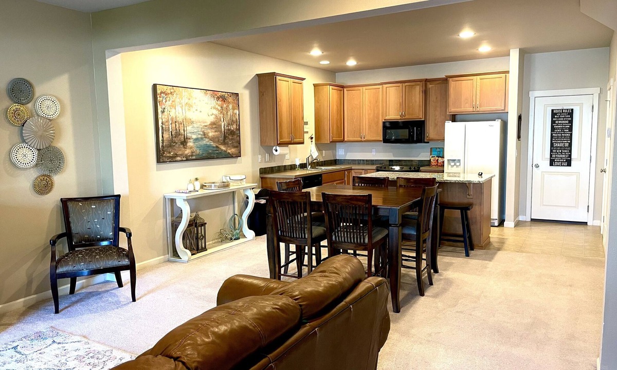 Coeur d'Alene House | Central townhome 2B/2.5b w loft, bbq and propane fire pit. 11min from downtown