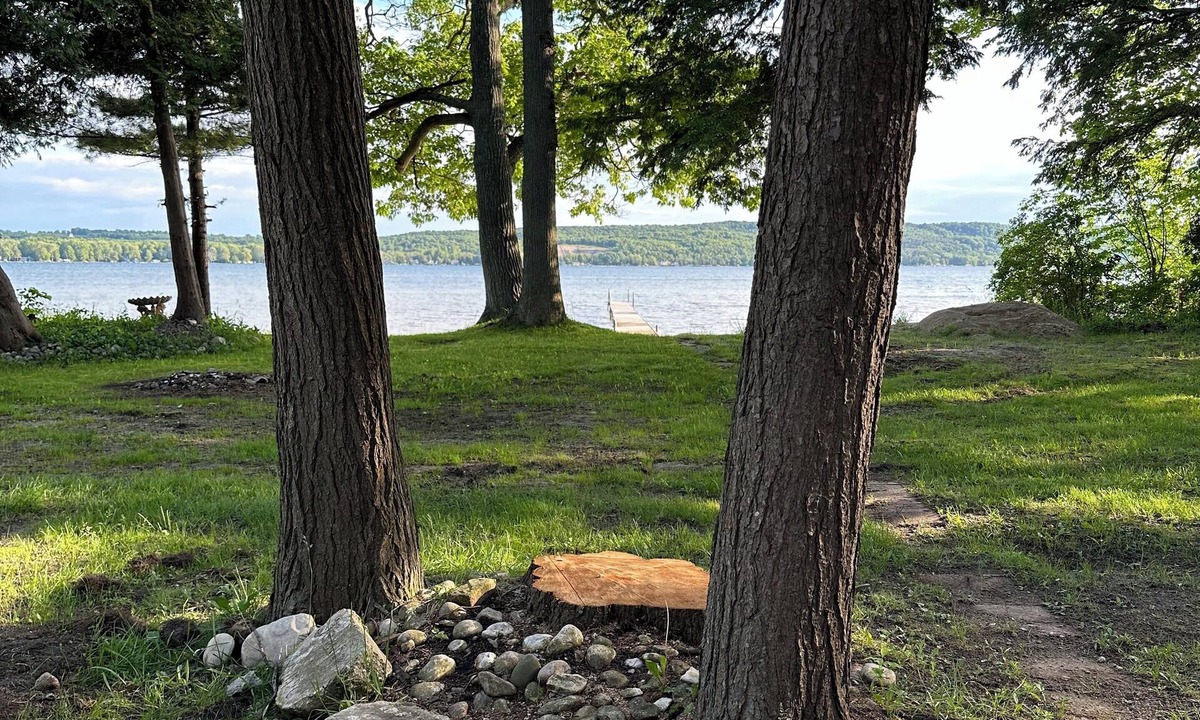 Beulah House | Centrally located on the lake to so many adventures. Boats and pets welcome!