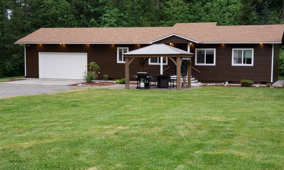 Bonney Lake House | Centrally located Sumner/Bonney Lake home Nestled on a 5 Acre Estate