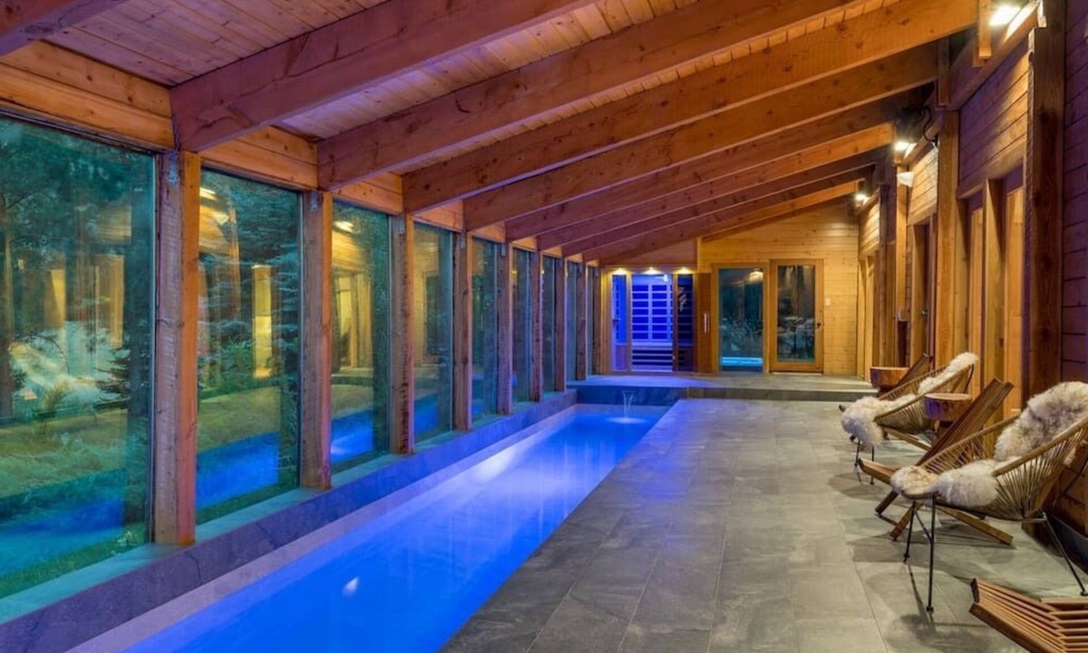 Hailey Ski Chalet | Chalet with private Pool, Hottub, and Sauna!