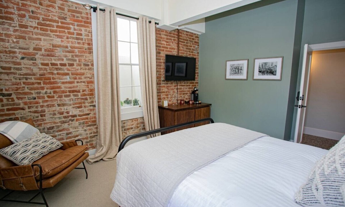 Jacksonville Hotel | Charming 1 BR Queen Guest Room at the Historic Jacksonville Inn. Walk to downtown shops, dining, and the Britt Festival grounds. Perfect for a quick stopover or a romantic Oregon wine country visit.