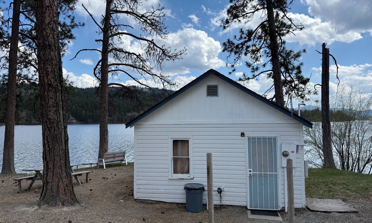 Republic Cabin | Charming 1BR Cabin on Curlew Lake – 2 Queen Beds, Full Bathroom + A/C