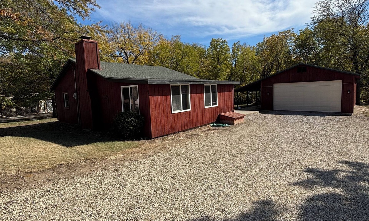Ellsworth County Cabin | Charming 2-bedroom cabin at Kanopolis Lake