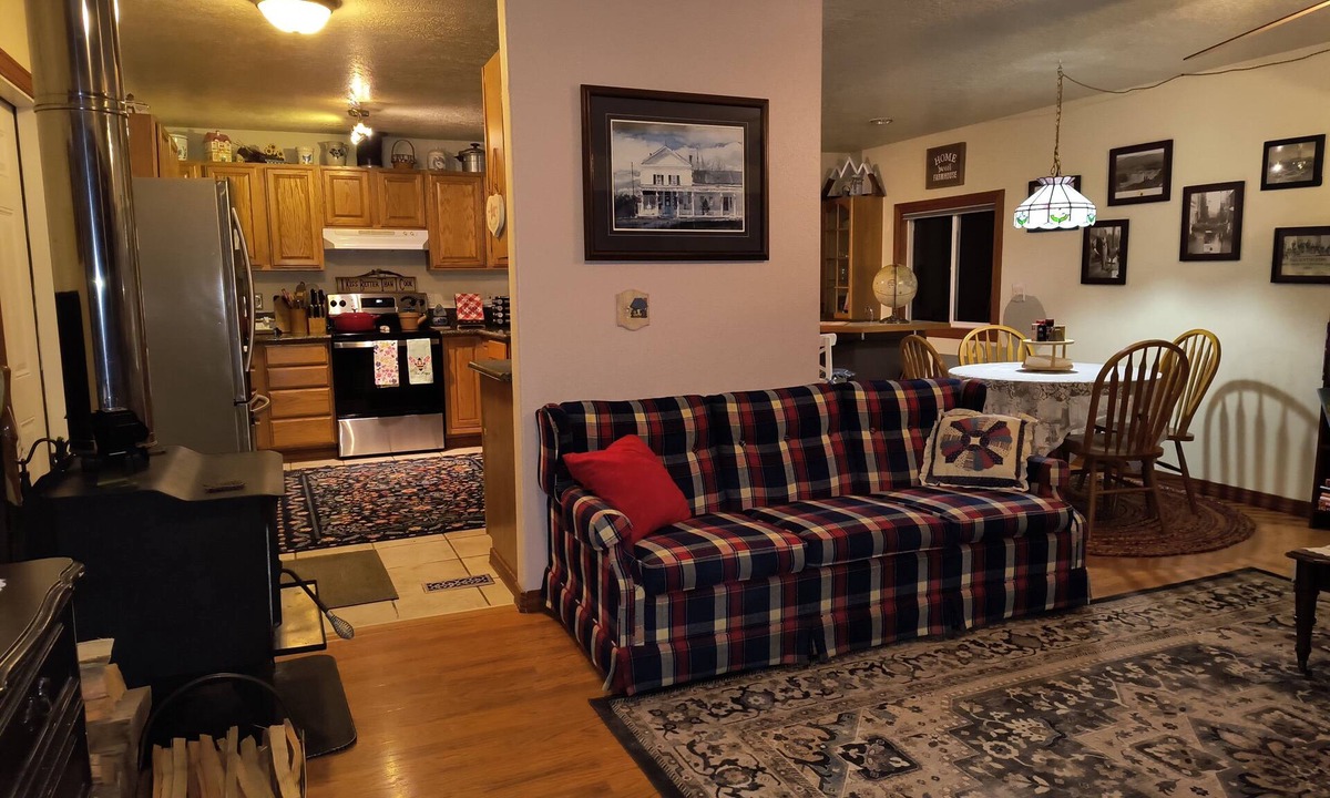 Willamina House | Charming 2-bedroom farmhouse in Willamina's relaxing countryside.