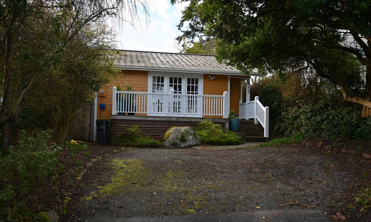 Langley House | Charming 2-bedroom house in downtown Langley.