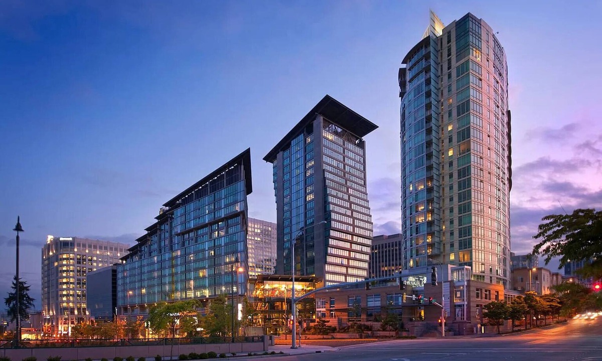 Wilburton Apartment | Charming 2-bedroom + office penthouse with Mt Rainier views in Bellevue downtown