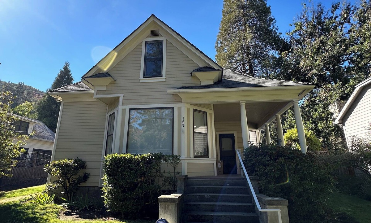 Historic Downtown District House | Charming 2-bedroom Victorian Gem - Across Beautiful Lithia Park & Ashland Plaza