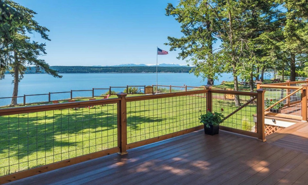 Oak Harbor Cottage | Charming 2-bedroom waterfront cottage overlooking Penn Cove