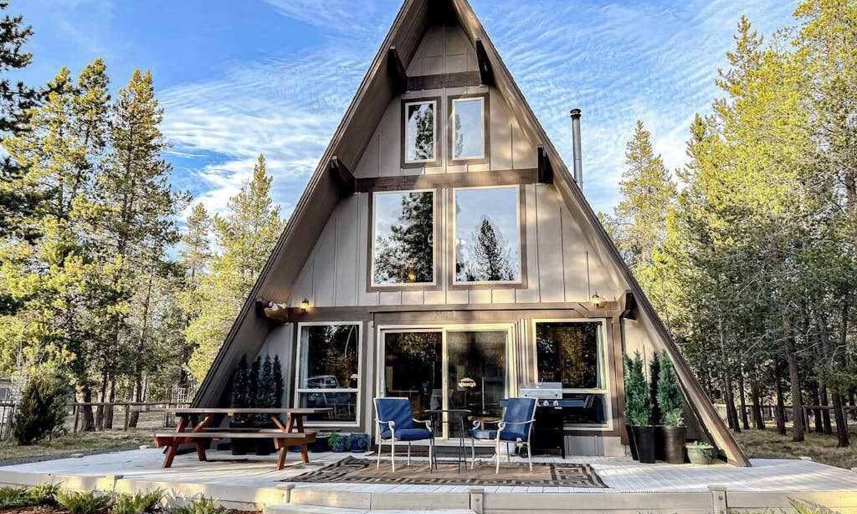 Oregon Water Wonderland Cabin | Charming 2-story chalet with deck, wood stove, Deschutes River access