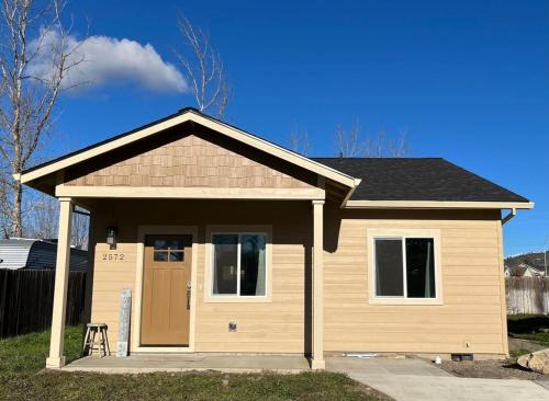 Medford House | Charming 2BR Cottage Near Freeway-Cul-de-sac