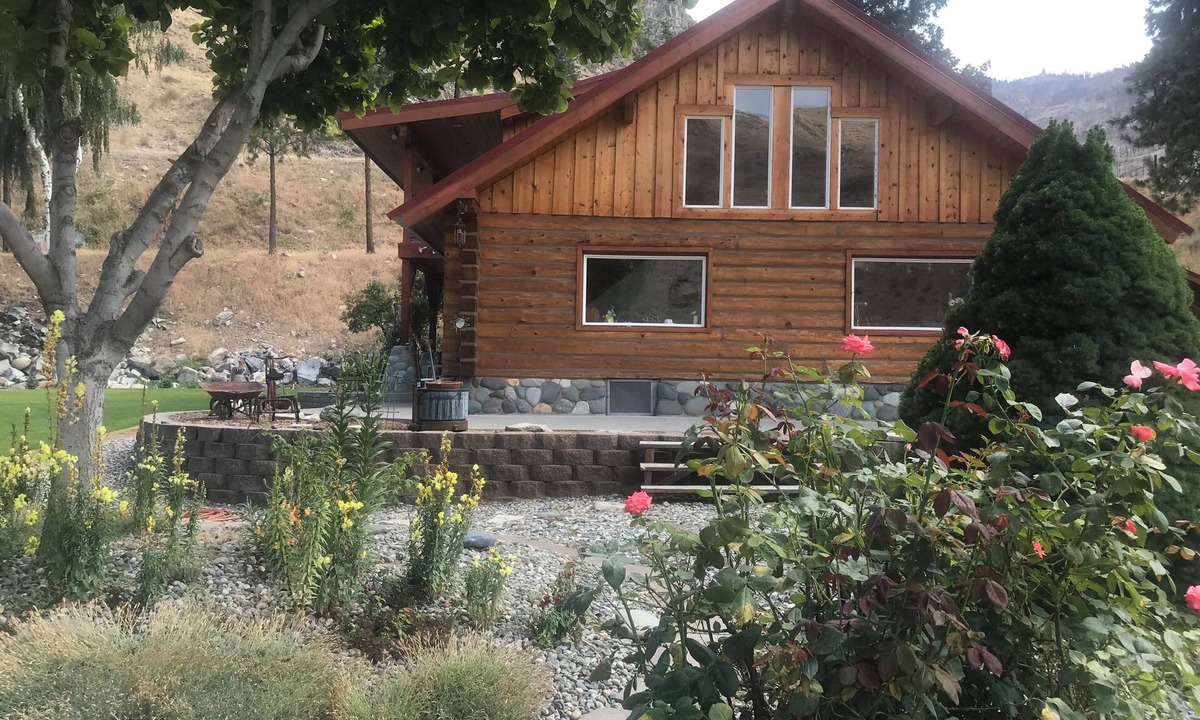Pateros Cabin | Charming 3-bedroom cabin with WiFi and AC in serene Pateros
