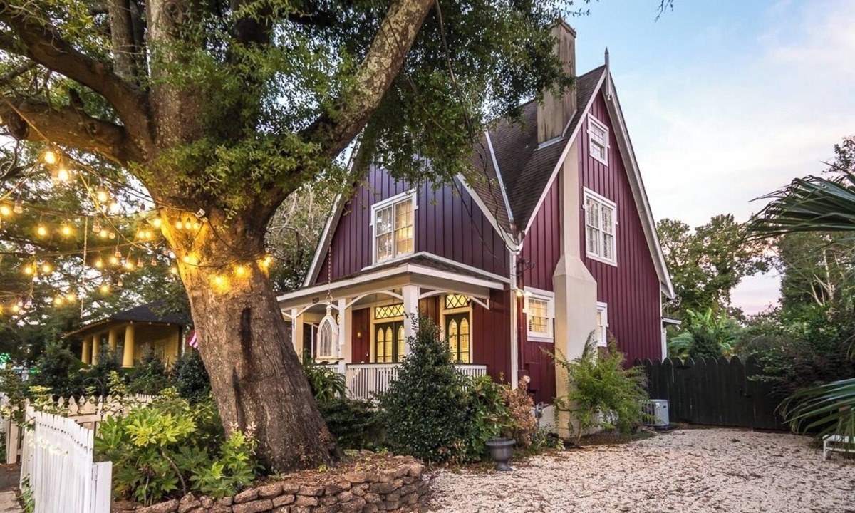 Washington Square House | Charming 3-bedroom cottage in Oakleigh Historical District in downtown Mobile