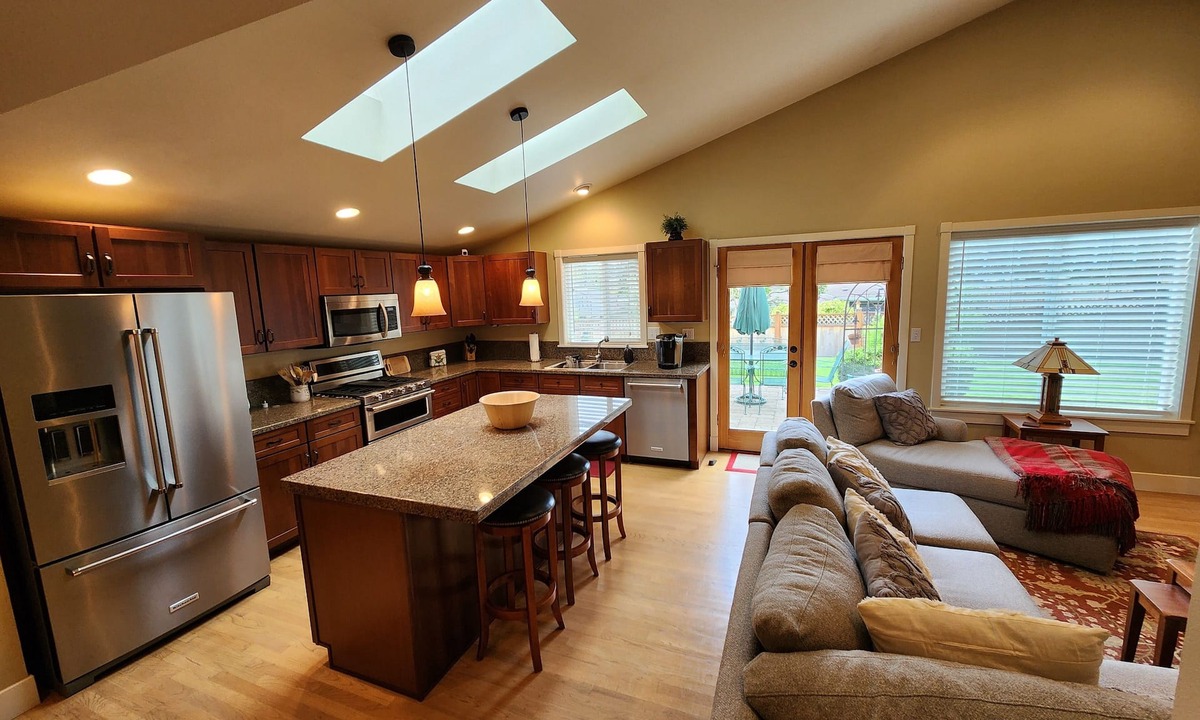Moss Bay House | Charming 3-bedroom Craftsman House in Kirkland