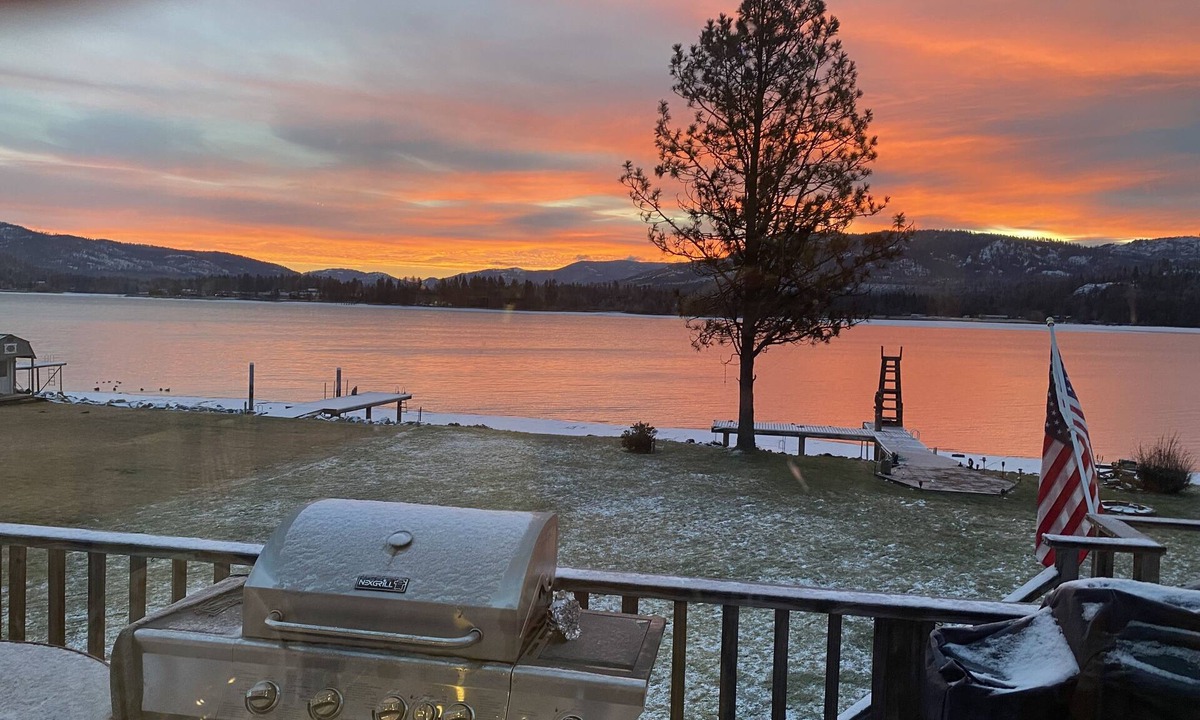 Laclede Bed & Breakfast | Charming 3-bedroom waterfront home in peaceful Laclede with AC, WiFi.