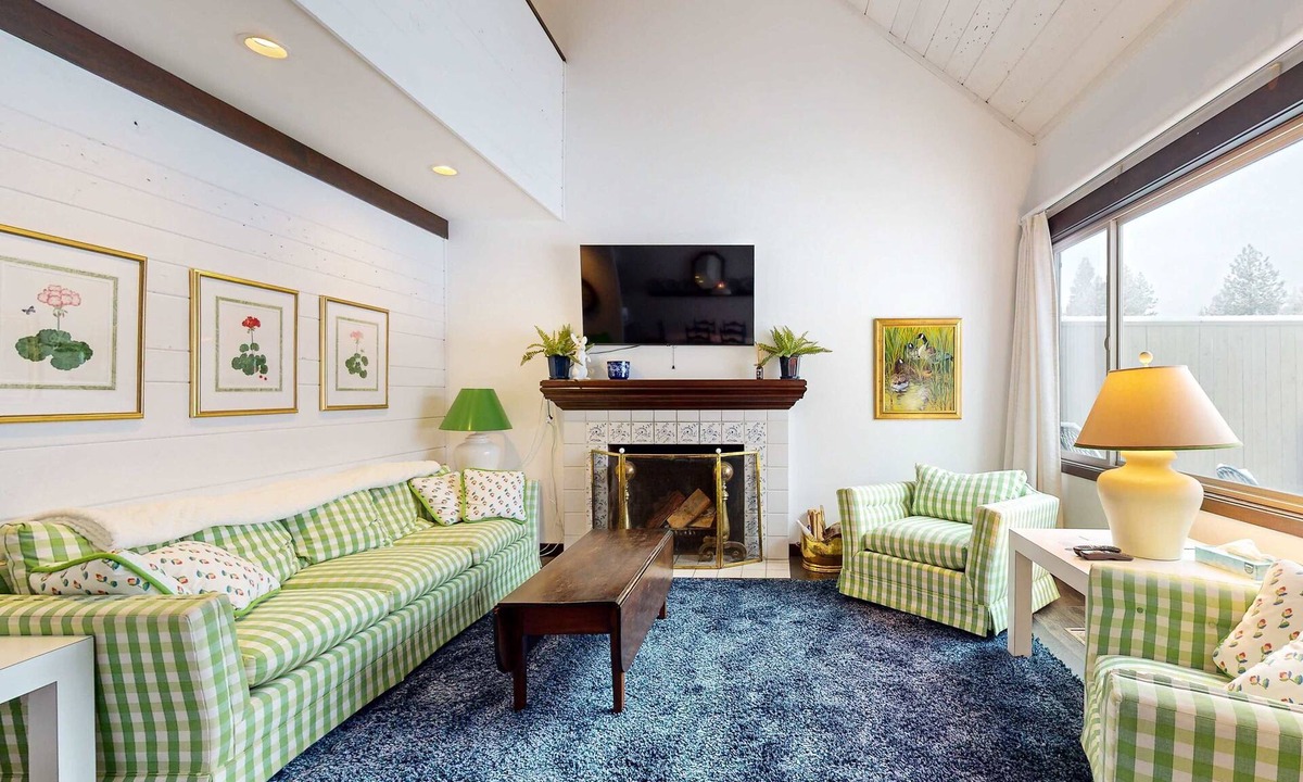 Black Butte Ranch Condo | Charming Black Butte Ranch getaway on the golf course, dog-friendly with AC