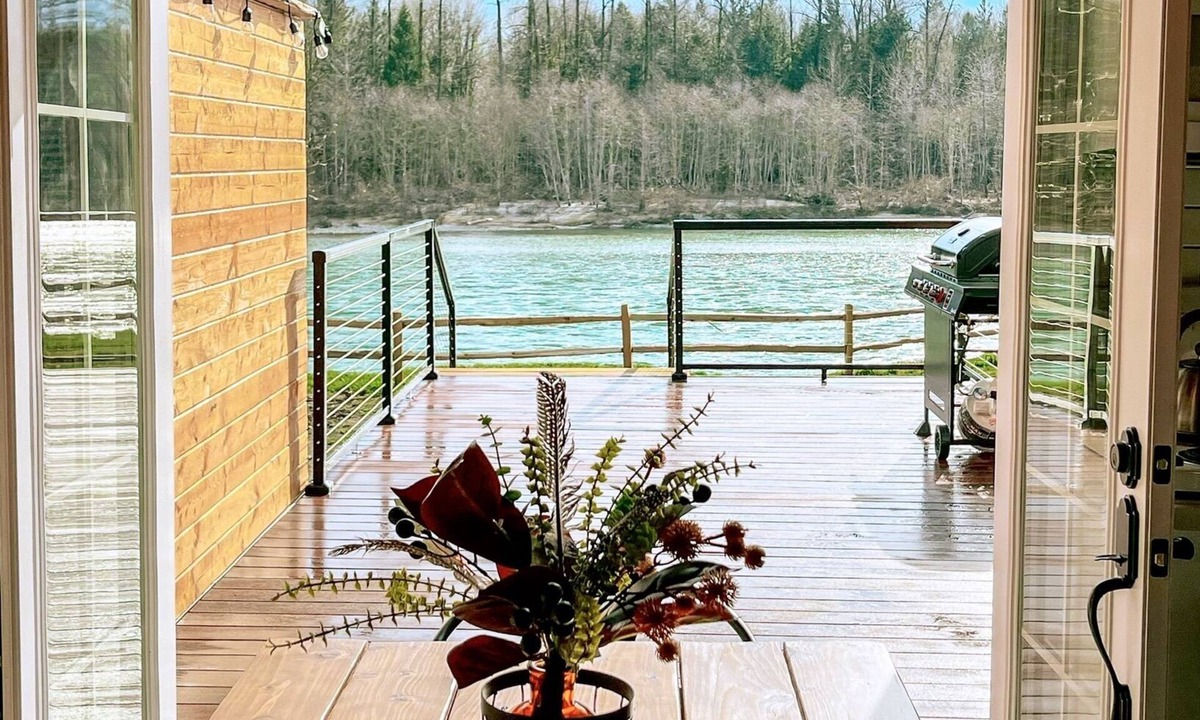 Concrete Cabin | Charming Cabin Getaway w/Hot Tub & River Mt. Views