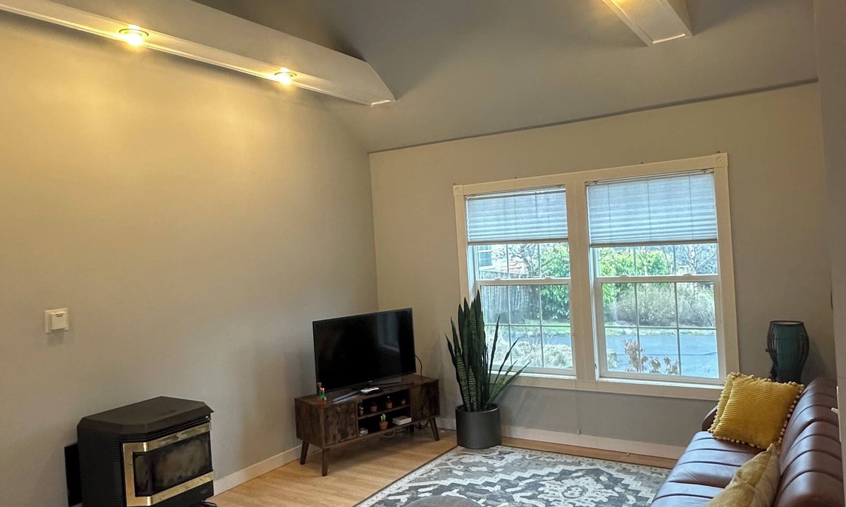 Skidmore Academy Historic District Cottage | Charming carriage house in Ashland near downtown