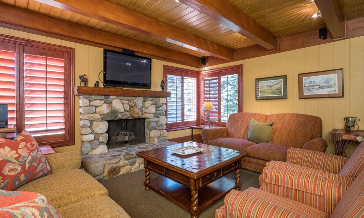 Elkhorn Condo | Charming Condo with WIFI and Mtn Views