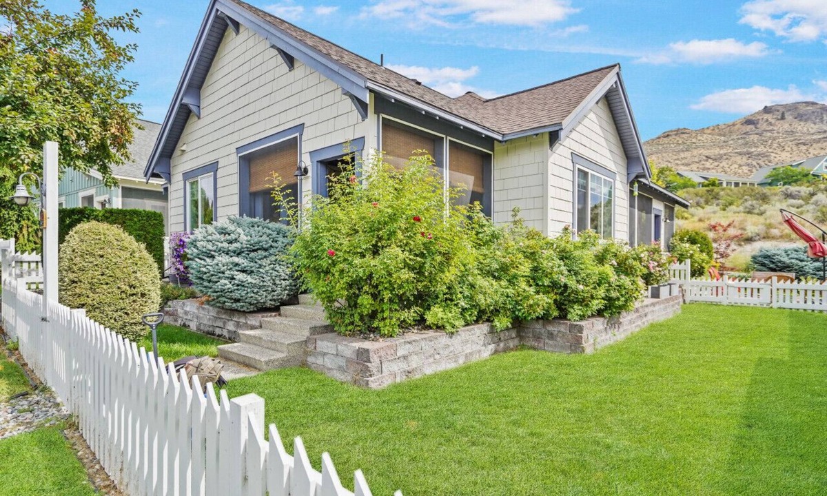Oroville Cottage | Charming cottage close to the pool, hot tub, beach and more!