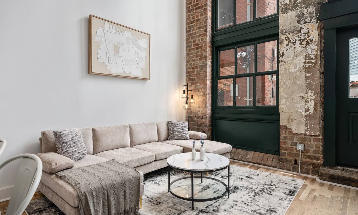 Central City Apartment | Charming DT Apartment Loft l Parking+Rooftop+Gym! Sleeps 4