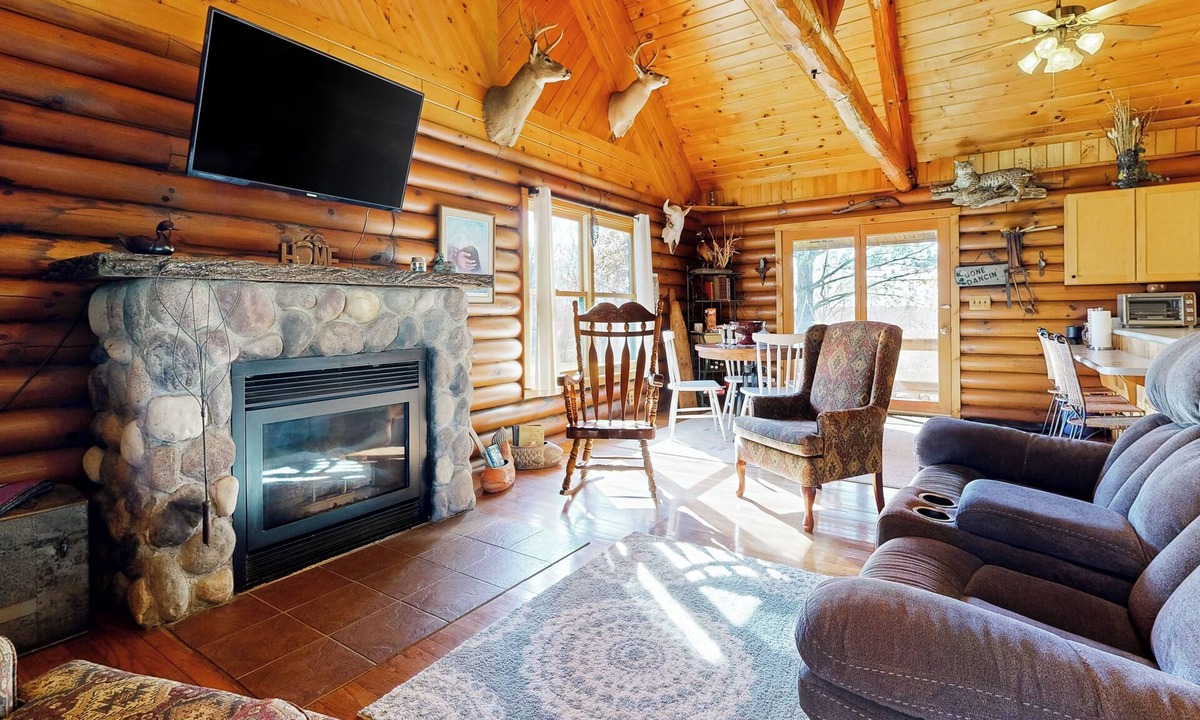 Buffalo Prairie House | Charming Family Friendly Loft in Aledo