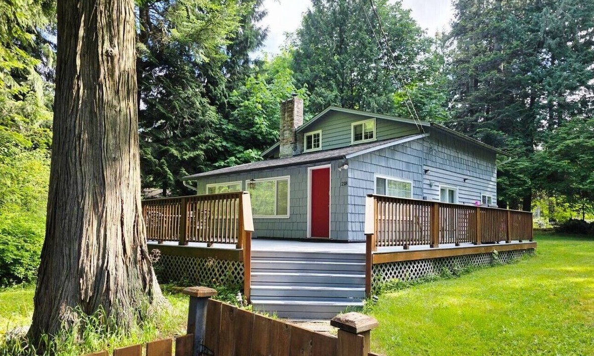 Point Roberts House | Charming Farmhouse Cottage