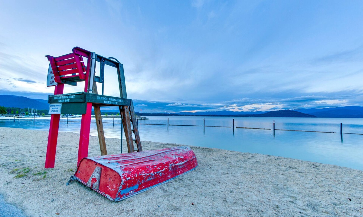 Sandpoint House | Charming guest house with free WiFi, full kitchen, public beach access, & dock