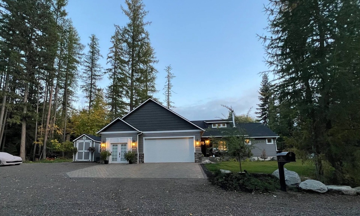Priest River House | Charming Home On Acreage -Woodburning Fireplace, Luxury Kitchen, Fast WIFI