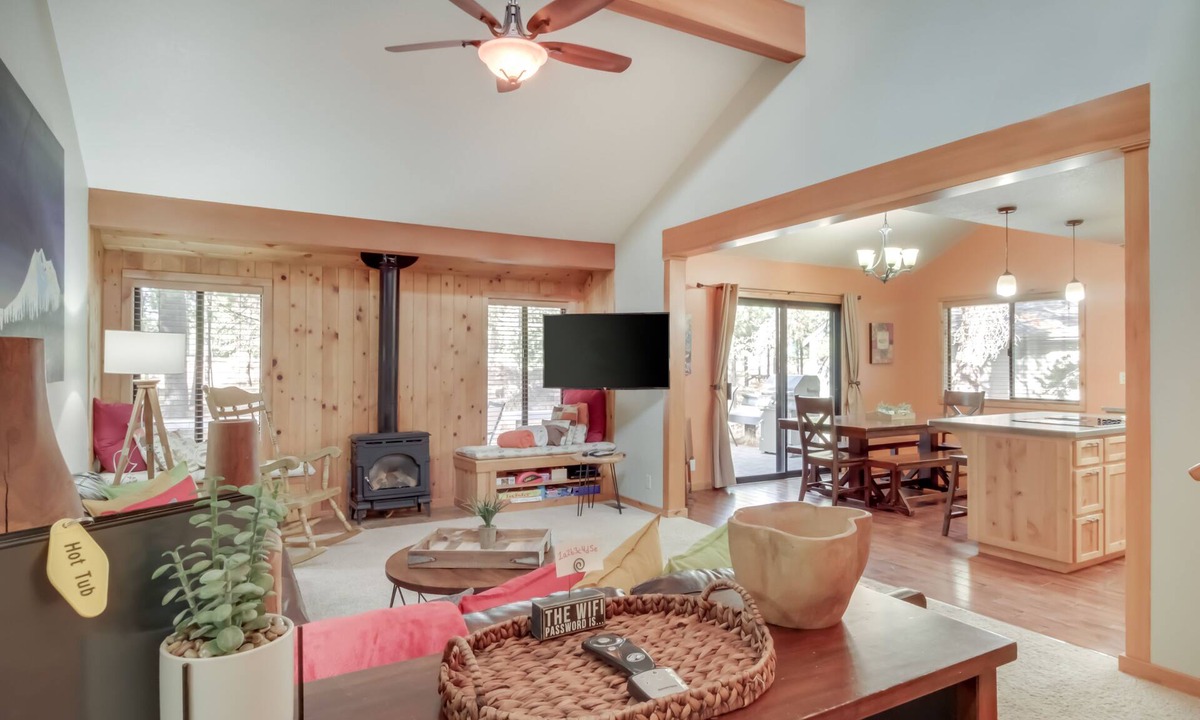 Sunriver House | Charming home with private hot tub & entertainment - near Ft. Rock Park