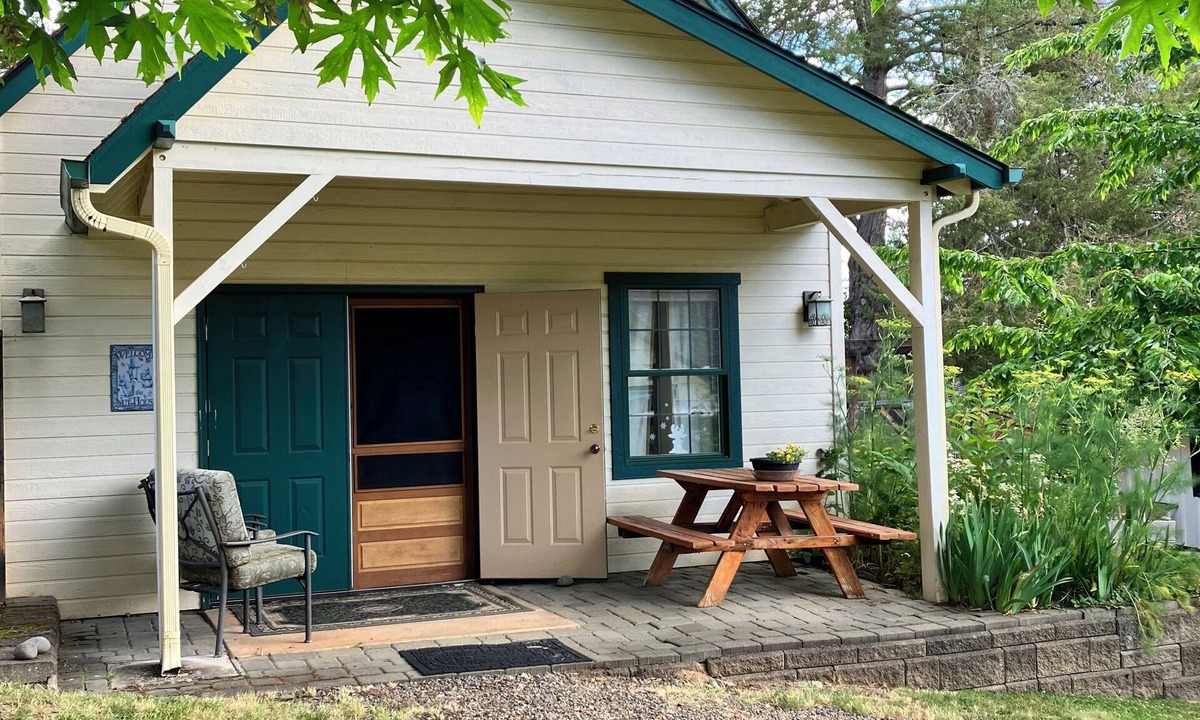 Jacksonville Cottage | Charming Jacksonville Studio with AC Easy Walk to Town & Britt Festival