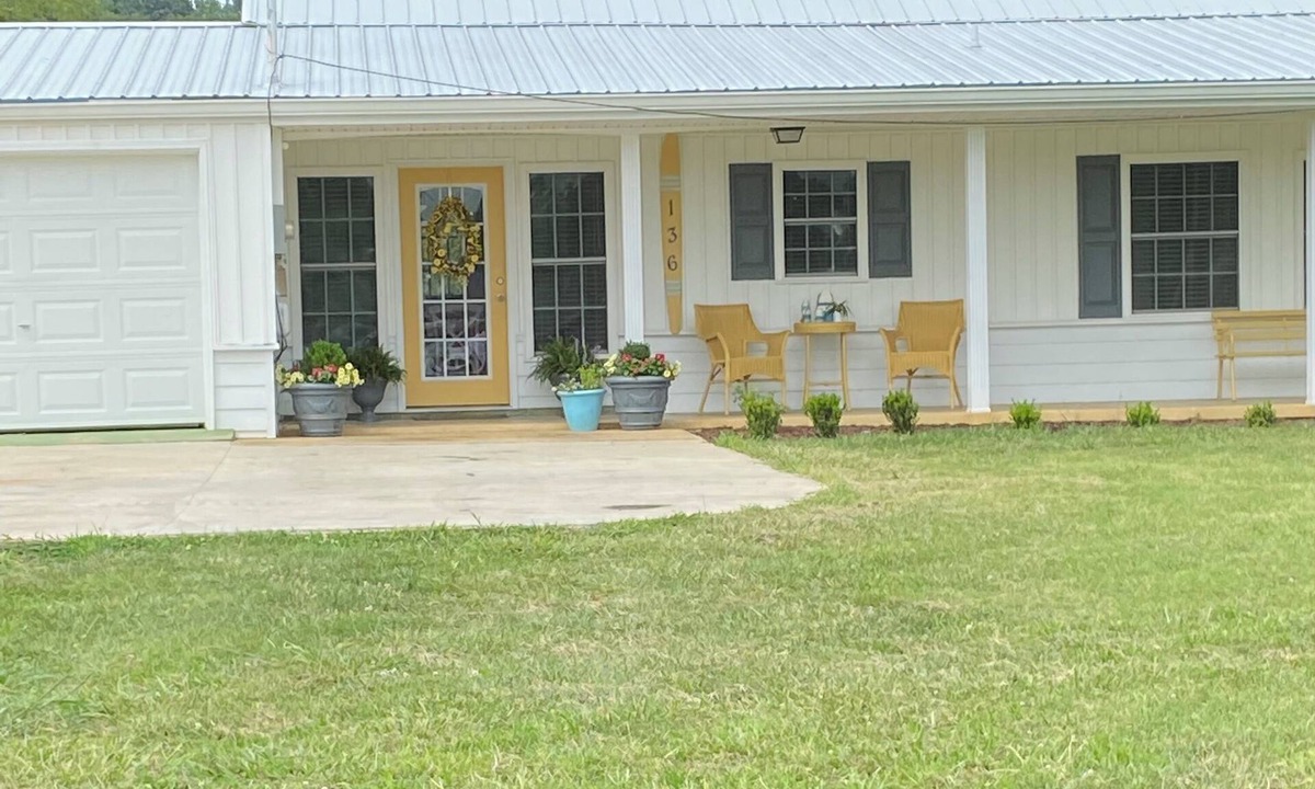 Oak Grove Cottage | Charming lake front 2-bedroom cottage in Gray with WiFi and AC