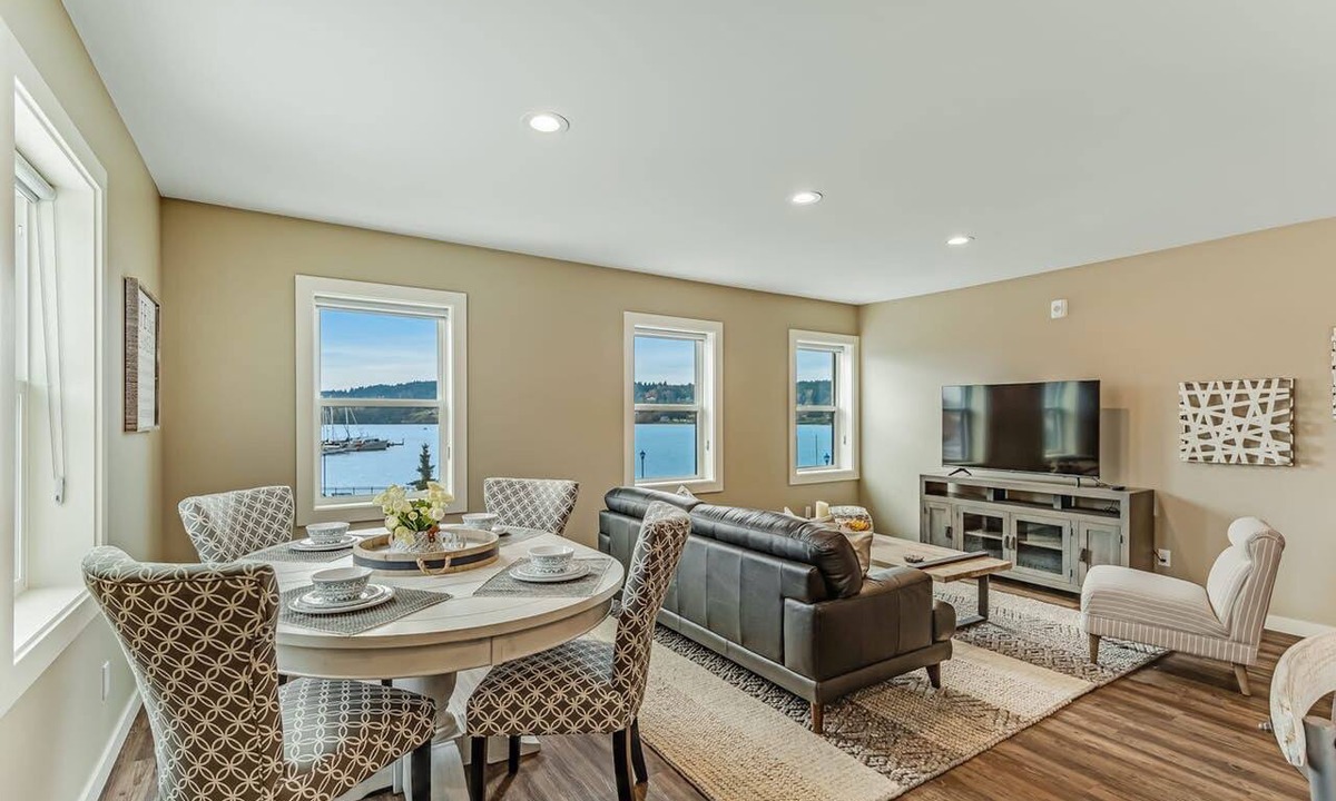 Poulsbo Condo | Charming Liberty Bay condo with bay views, high-speed WiFi, & washer/dryer