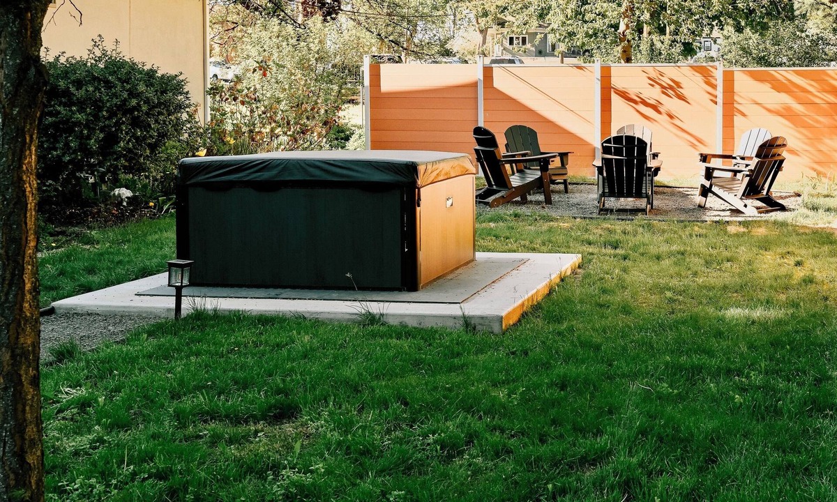 Moscow Apartment | Charming Moscow Bungalow-Wave Spa, Fire Pit & Walk to Downtown