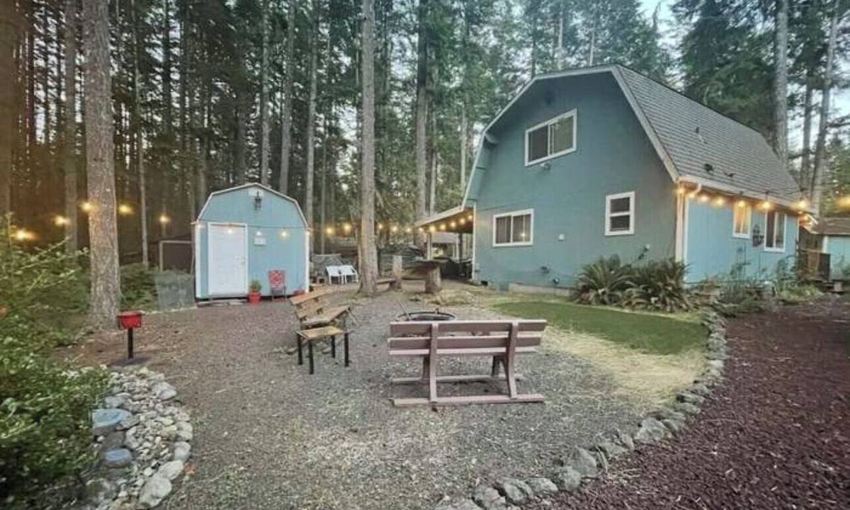 Hoodsport Cabin | Charming PNW cabin @ Lake Cushman! Firepit, games, near private waterfront park!