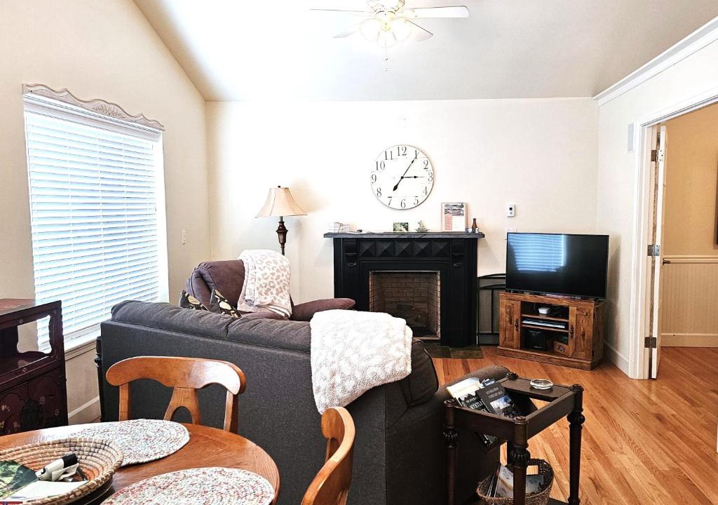 Myrtle Creek House | Charming, Private Cottage in Myrtle Creek
