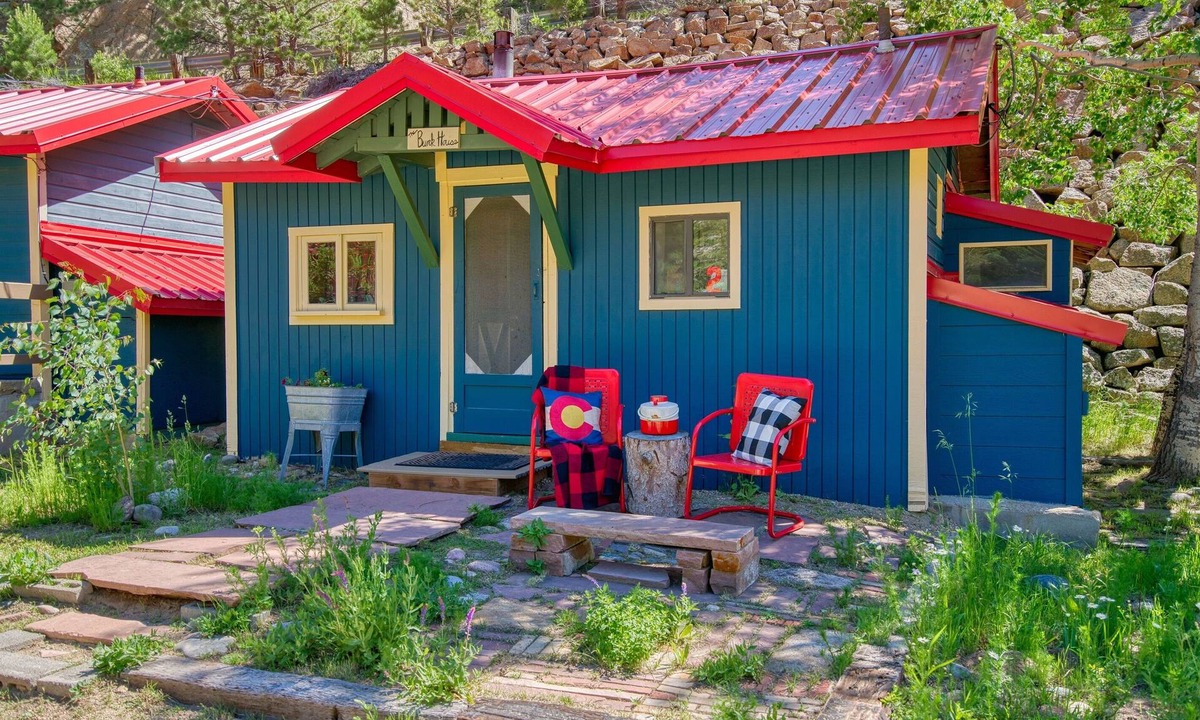 Lyons Apartment | Charming Riverside Studio — Couples’ Getaway